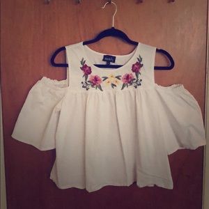 Open shoulder flower shirt 🌺